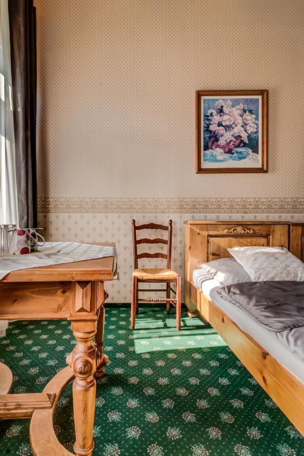 Hotel Maxim Frýdek-Místek エクステリア 写真