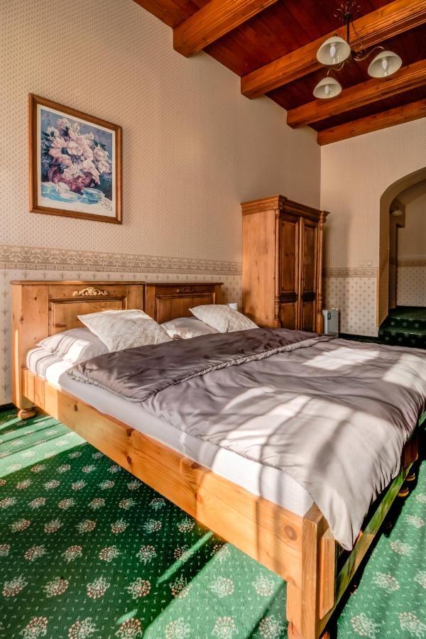 Hotel Maxim Frýdek-Místek エクステリア 写真
