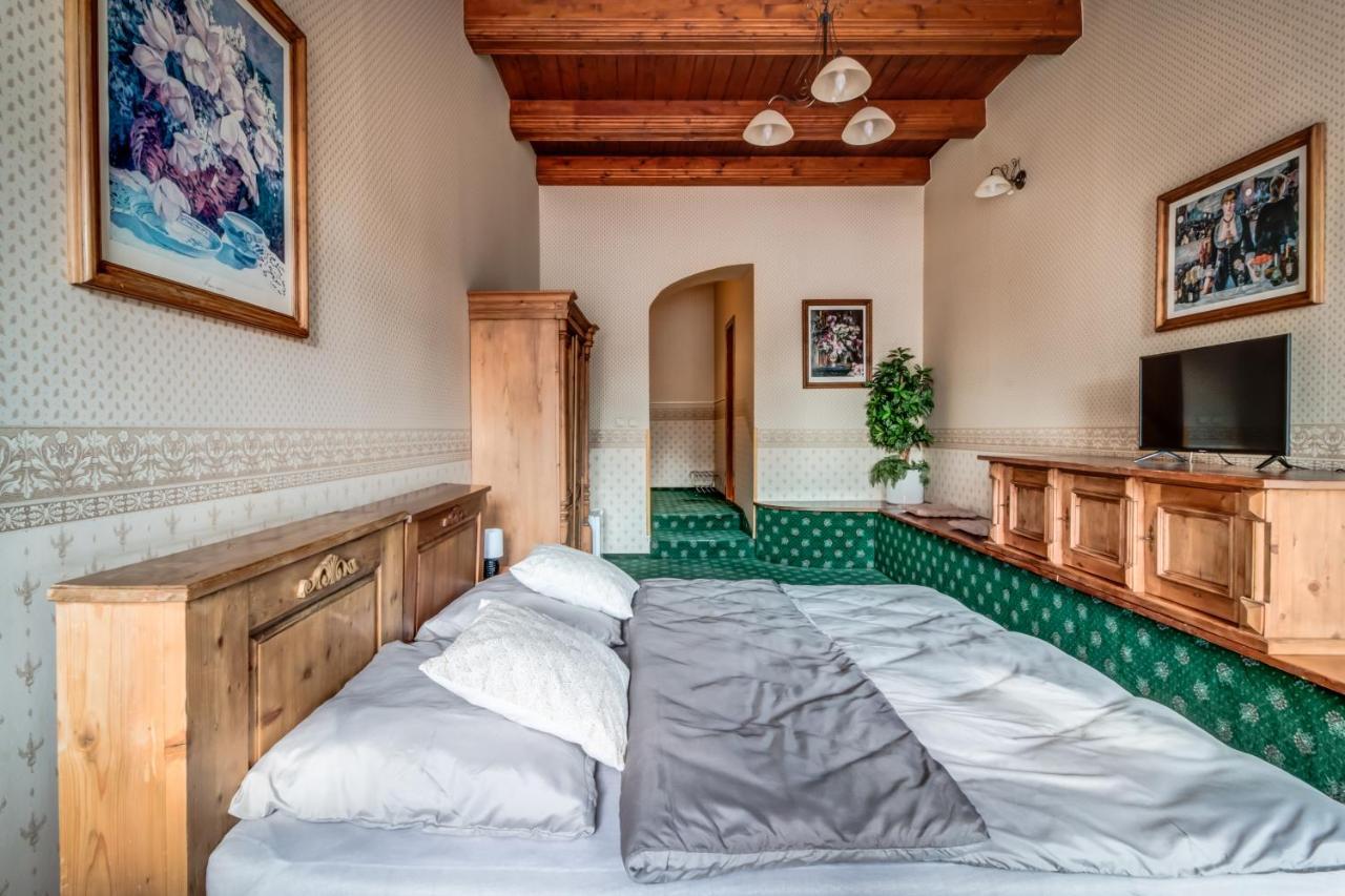 Hotel Maxim Frýdek-Místek エクステリア 写真
